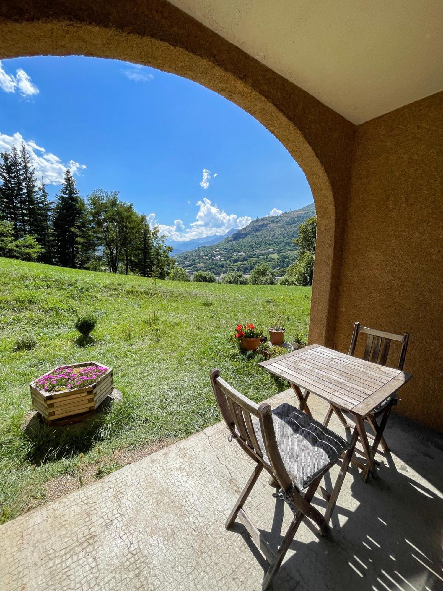 Appartement Tres Calme 2 Chambres Avec Parking Et Jardin Prive Sur Les Hauteurs De Briancon Exterior photo